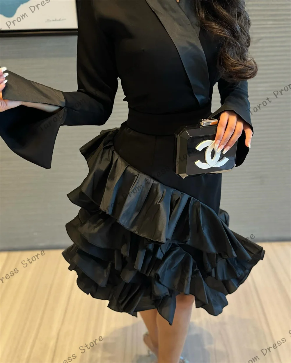 Sexy Off the Shoulder V-neck Tiered Ruffles Mermaid Homecoming Dresses for Teens Long Sleeves Prom Gown Knee-Length Formal Party