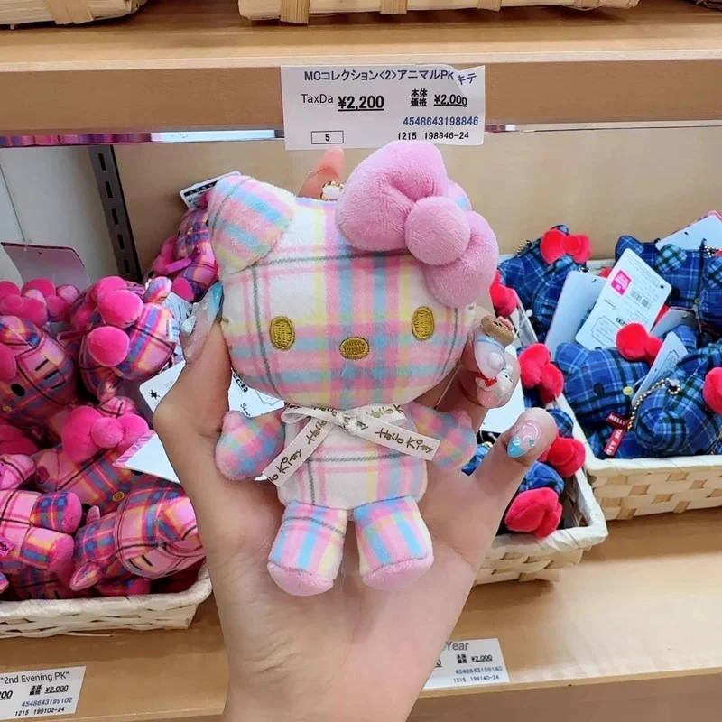 Uroczy pluszowy breloczek w stylu anime z serii w kratkę, w kształcie kotka Kt, retro pluszowy breloczek do plecaka w kratkę, uroczy pluszowy breloczek do kluczy.