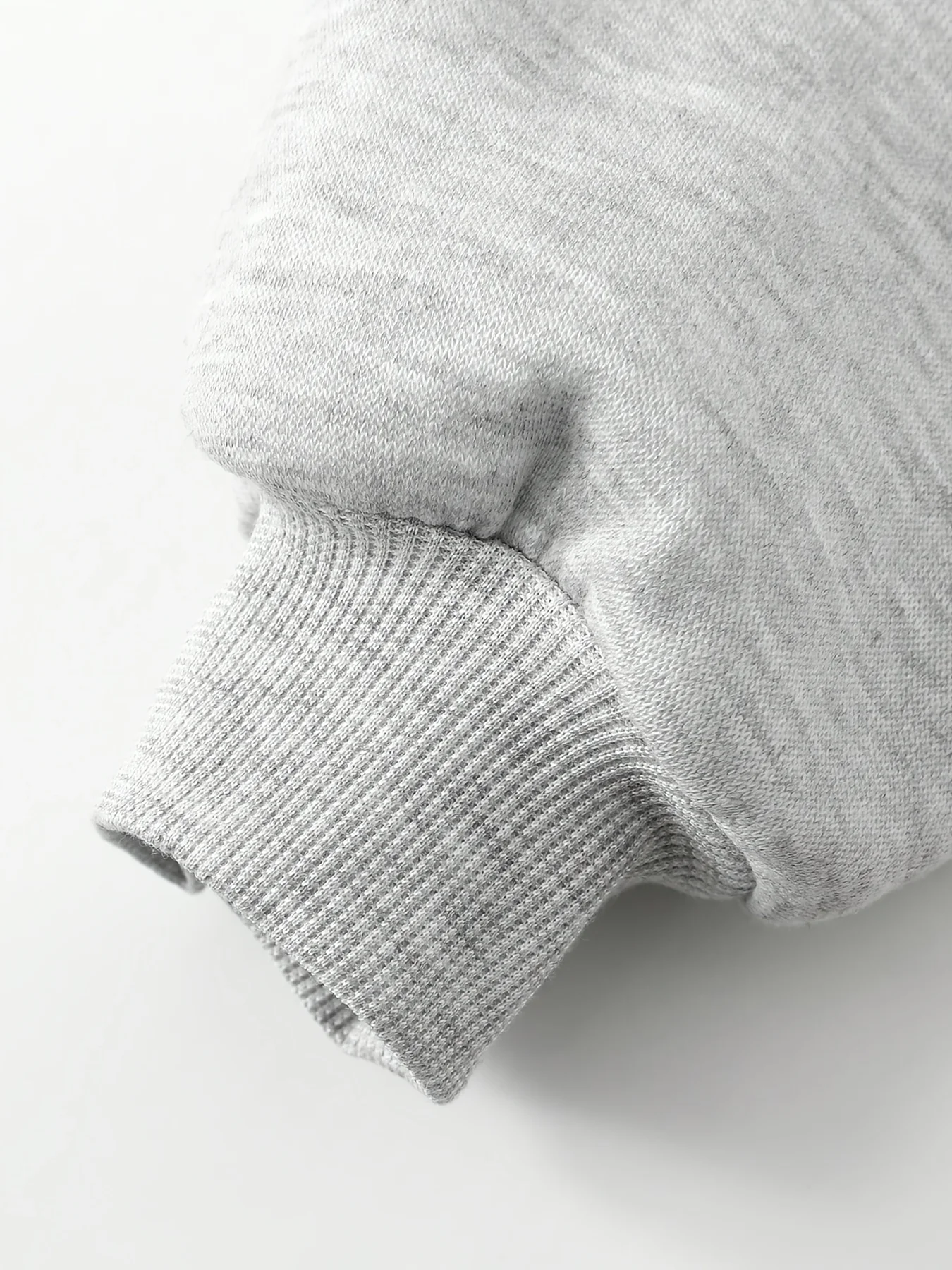 Mädchen-Herbst-Freizeitoutfit, Kinder-Set in Uni-Grau, Zweiteiliges Set aus Rundhals-Sweatshirt und Langer Hose für Mädchen, geeignet für 7-Jährige. – Detail 6