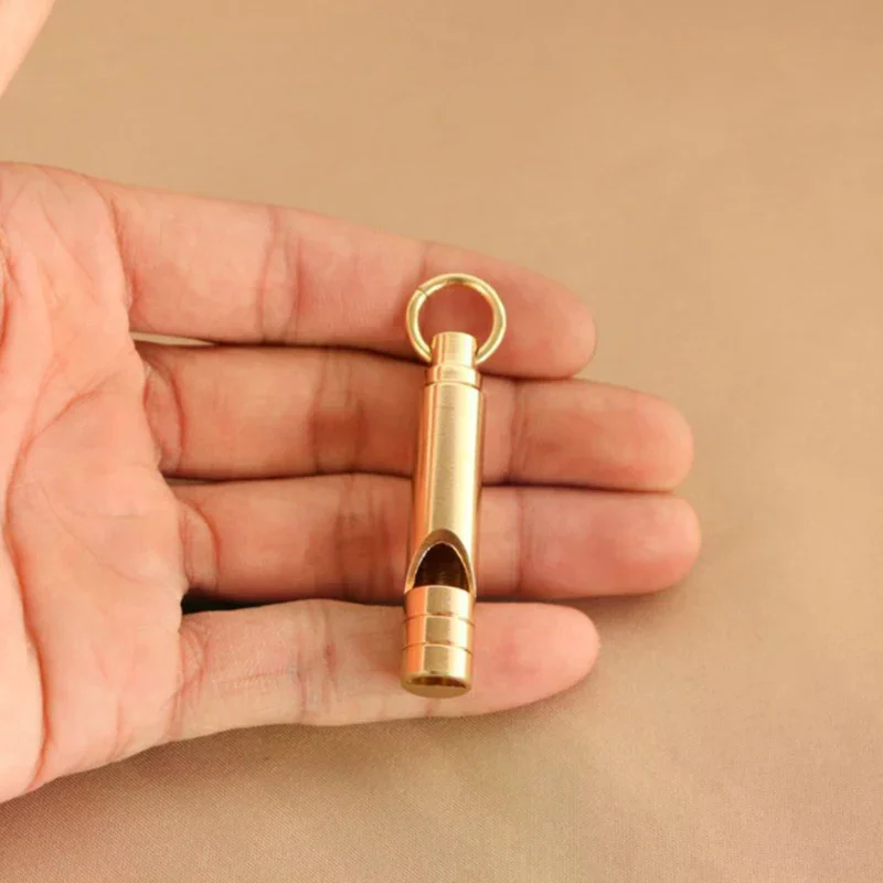 นกหวีดทองเหลืองอเนกประสงค์สำหรับเอาชีวิตรอดในกรณีฉุกเฉิน พกพาสะดวก ใช้เป็นพวงกุญแจ อุปกรณ์กลางแจ้ง นกหวีดฝึกซ้อม สำหรับตั้งแคมป์และเดินป่า