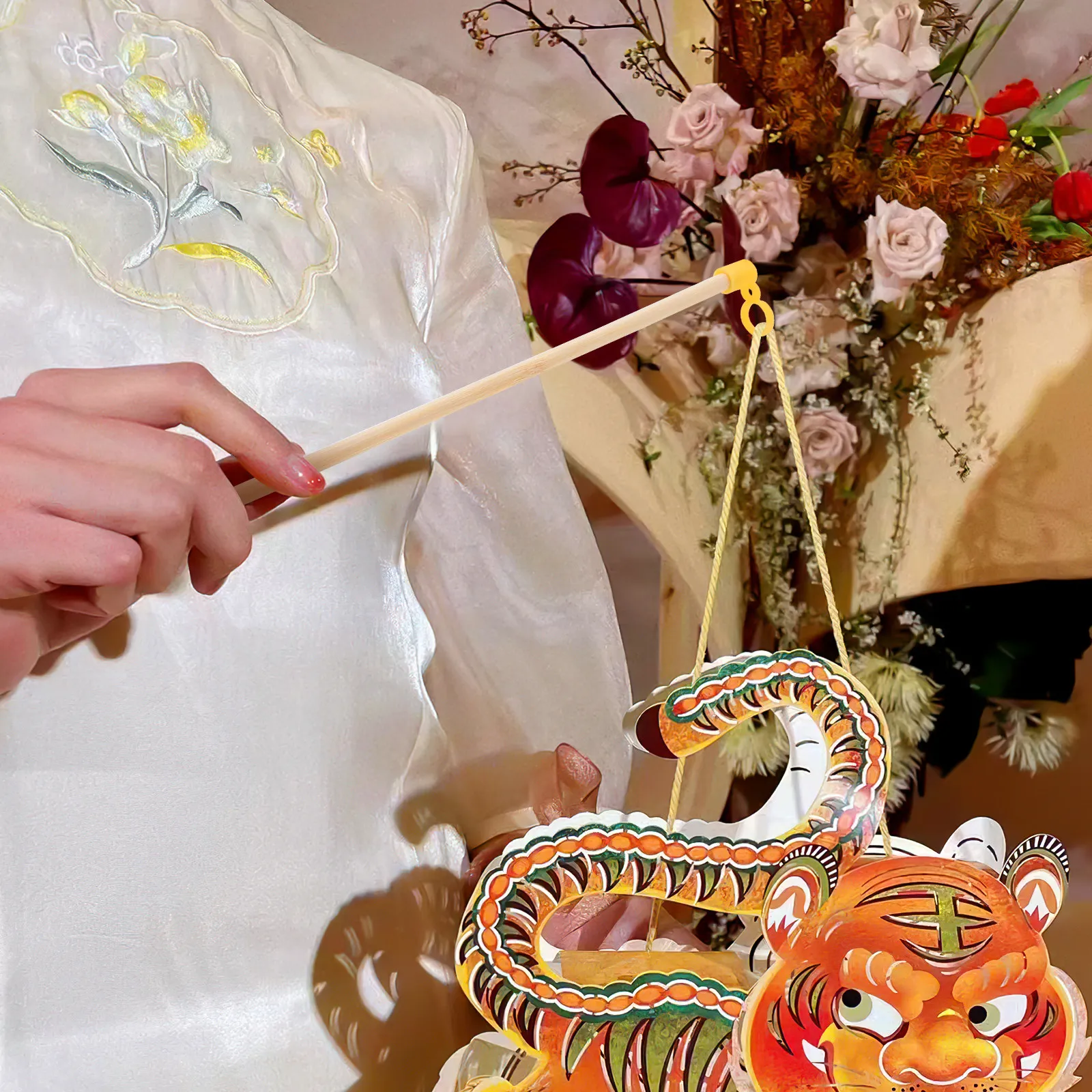 

35Pcs Wooden Lantern Sticks Exquisite Delicate Design Comfortable Grip Stable Lantern Sticks for Handheld Paper Lanterns