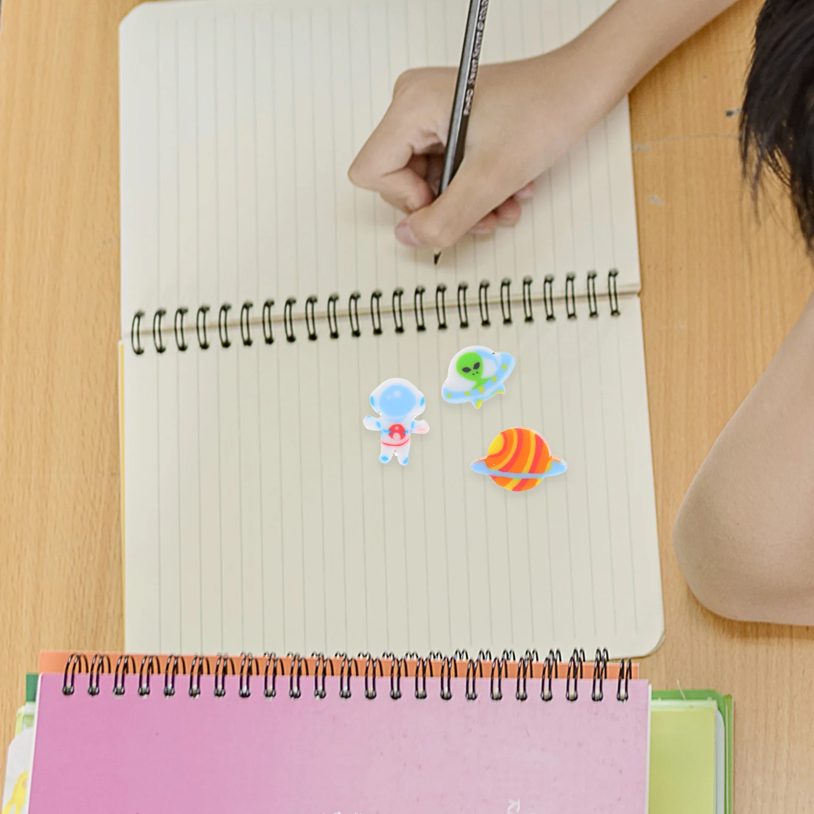 300個の宇宙消しゴム ミニ宇宙飛行士をテーマにした教室の賞品用 バルクノベルティ消しゴム 太陽系鉛筆アート描画用