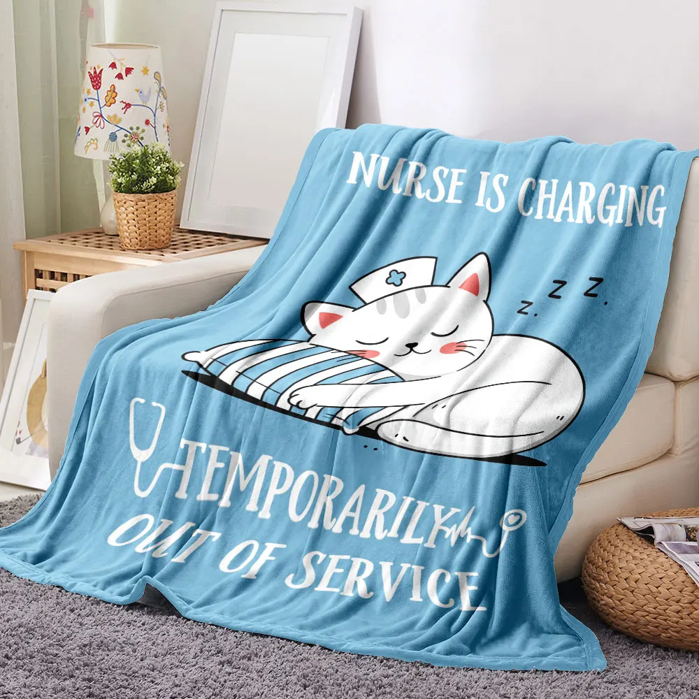 بطانية ممرضة على شكل قطة - قطة نائمة بخلفية زرقاء فاتحة كرتونية لطيفة مع قبعة ممرضة، تصميم Zzz & 'NURSE IS CHARGING'، ناعمة ومريحة