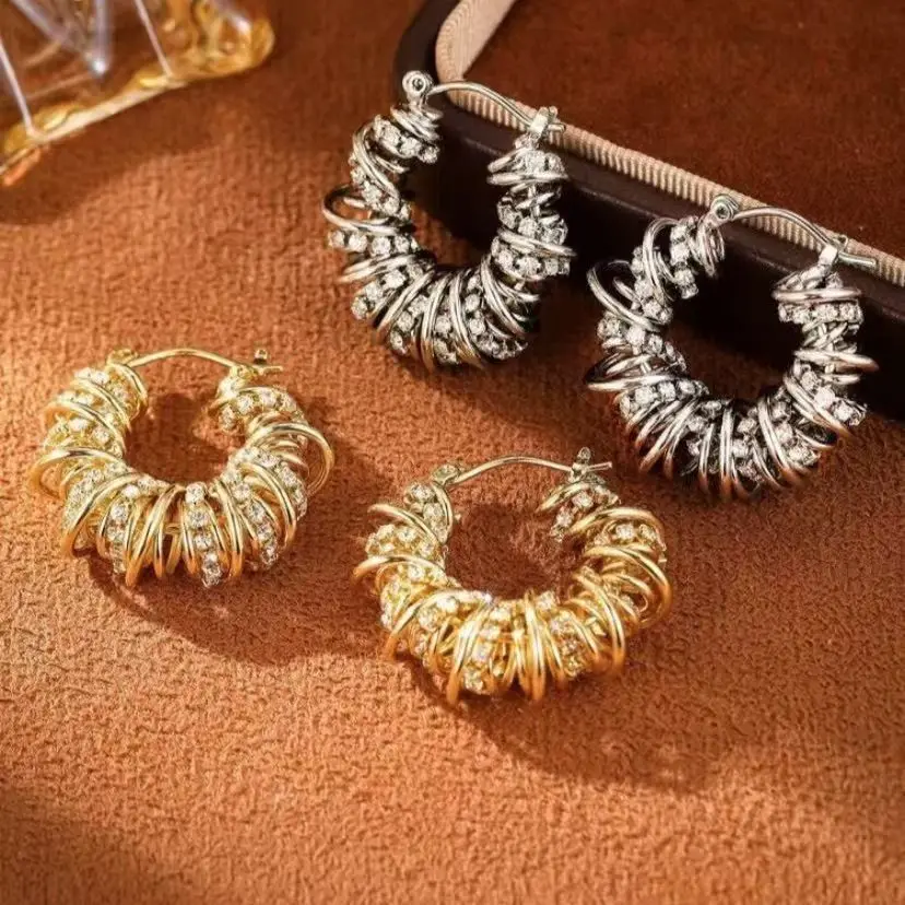 Europäische und amerikanische diamantbesetzte Spiralohrringe mit Federschlaufen, trendige Ohrclips, leichter Luxus und cooler Stil. – Detail 3
