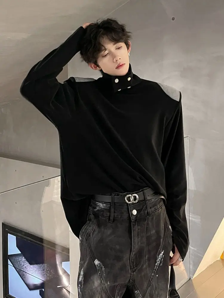 

Мужская футболка с высоким воротником и длинным рукавом, молодежная модная толстовка с подплечниками, базовая футболка с металлическим декором, современный стильный дизайн.