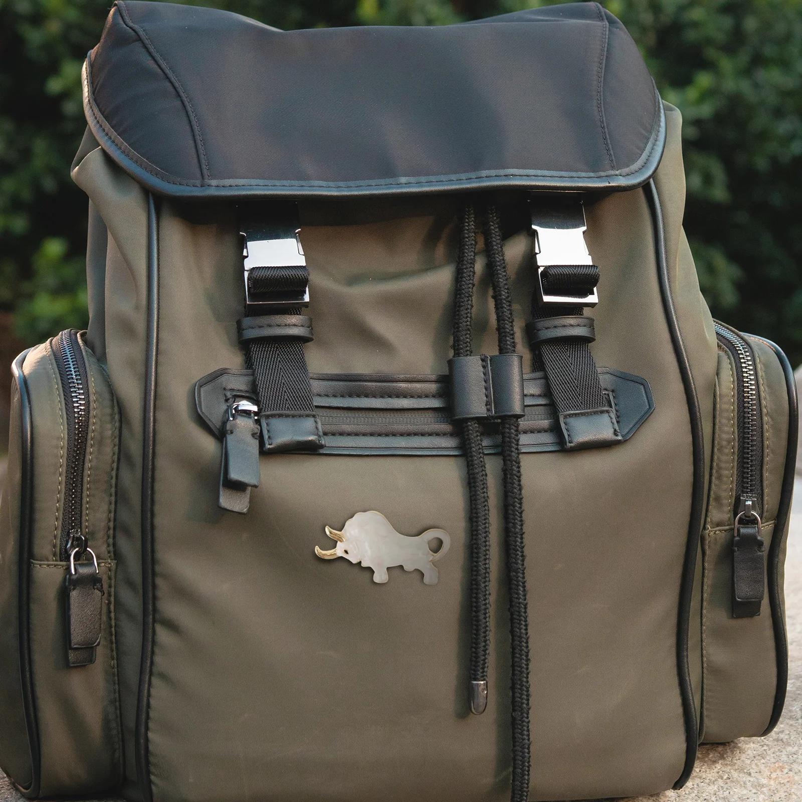 Biała Broszka Żywy Motyw Bydła Modna Ozdoba do Ubrań Broszka ze Stopu do Garnituru Męskiego Prezent Rekwizyty do Odgrywania Ról