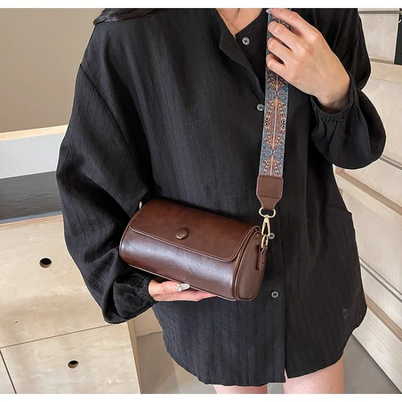 

Unique Leisure Business Crossbody Handbag With Trendy Letter Logo And Elegant Leather For Women Commuter Chic