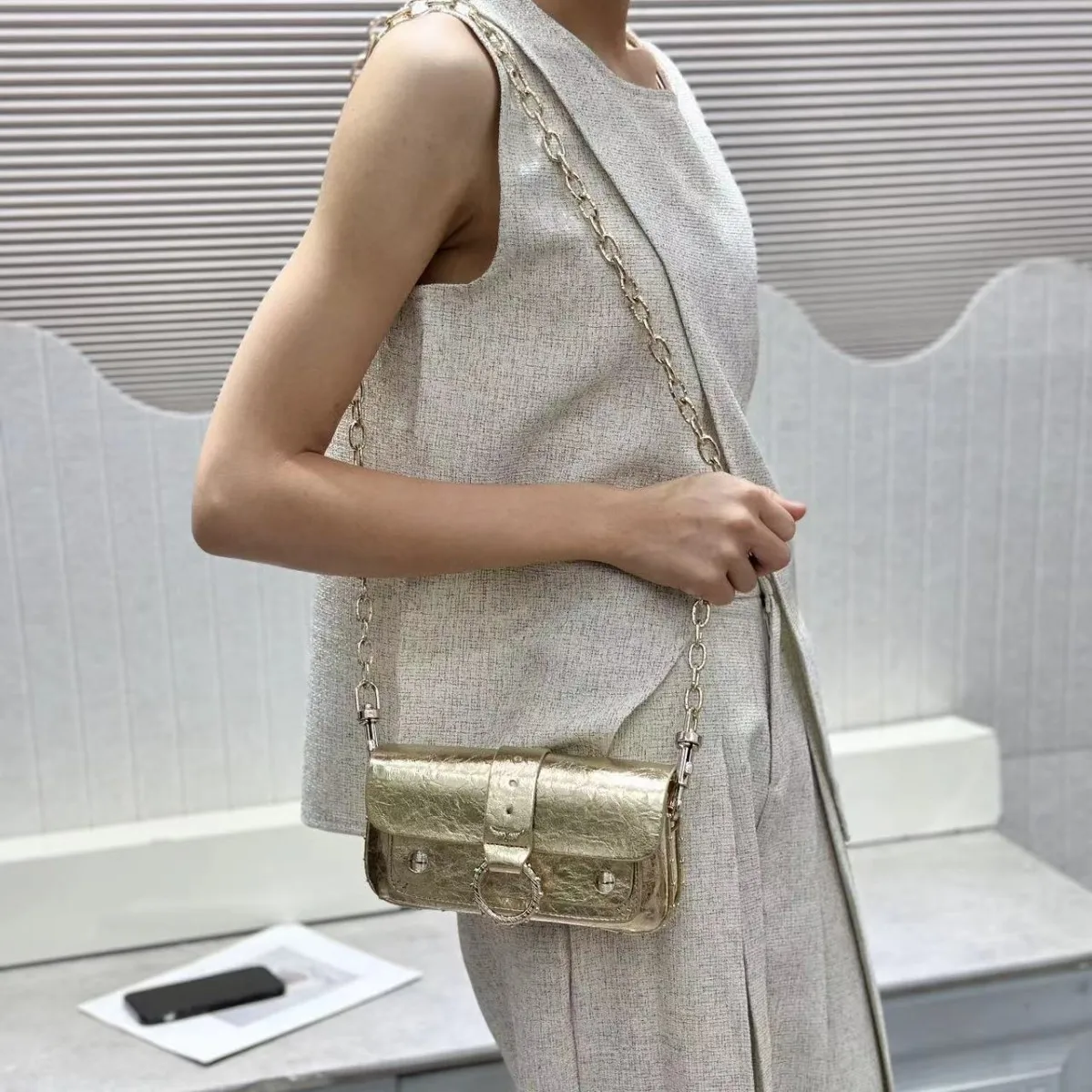 حقيبة كتف نسائية عصرية بسلسلة صغيرة من ZV بتصميم متقاطع من مادة البولي يوريثان بإبزيم مغناطيسي متوسط الصلابة ومطابقة يومية