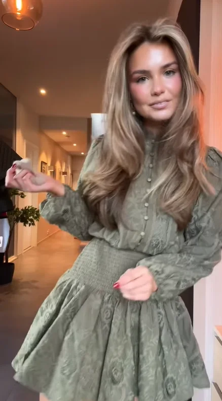 فساتين نسائية رائعة مطرزة بالدانتيل للخريف أنيقة للحفلات بأكمام طويلة مزينة بالزهور رداء 2025 جديد بوتون بقصة ضيقة