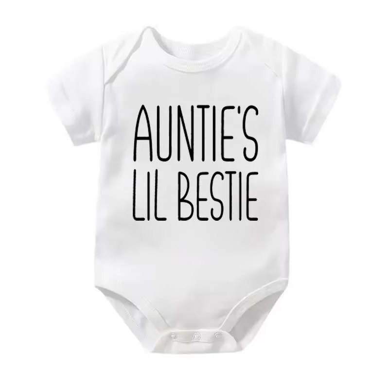 بدلة أطفال مطبوعة بأحرف مضحكة من Auntie's Lil Bestie كاجوال للأطفال الرضع بأكمام قصيرة رومبير لحديثي الولادة