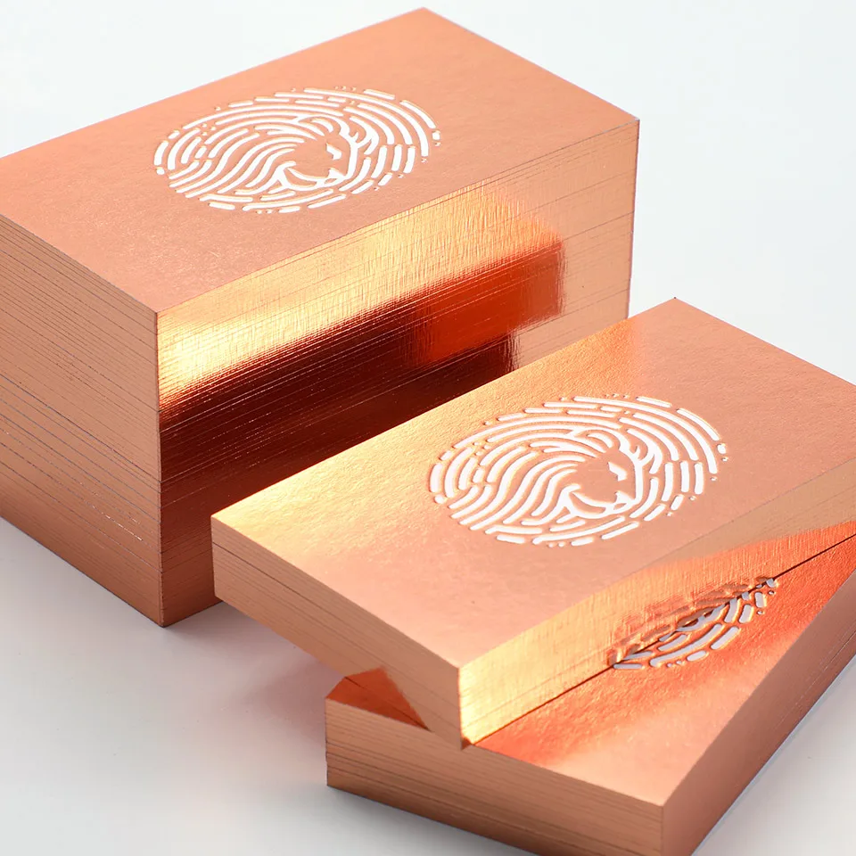 

Изготовленные на заказ роскошные визитные карточки из белой хлопчатобумажной бумаги с золотым краем и тисненым логотипом