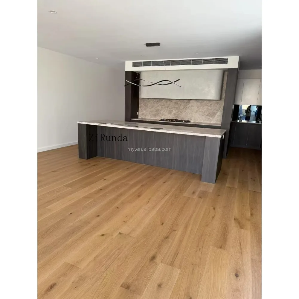 Versión personalizada del piso de roble multicapa cepillado de alta calidad.