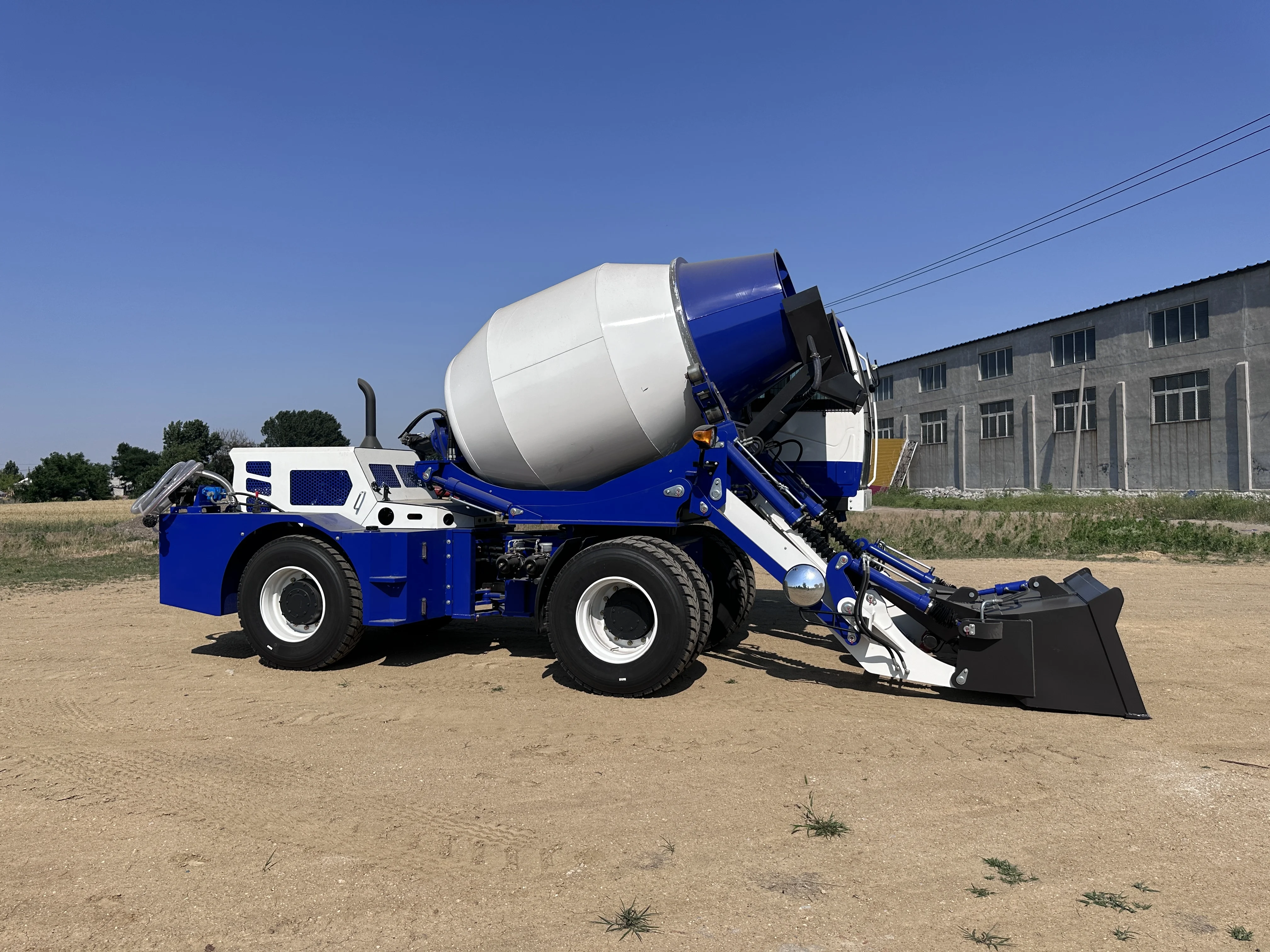 Mobile Self Loading Concrete Mixer Truck for Construction Road Building Project
