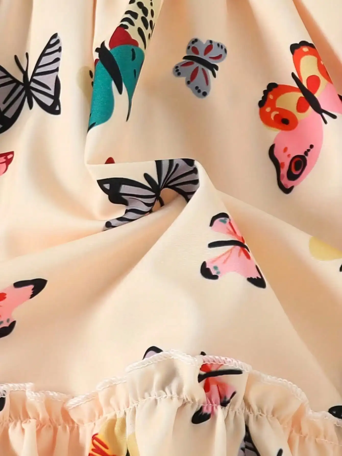 Mädchen-Herbstkleid mit quadratischem Kragen, langen Ärmeln, tailliertem Schnitt, Schmetterlingsmuster und mittellangem Rock – Kinderbekleidung. – Detail 8