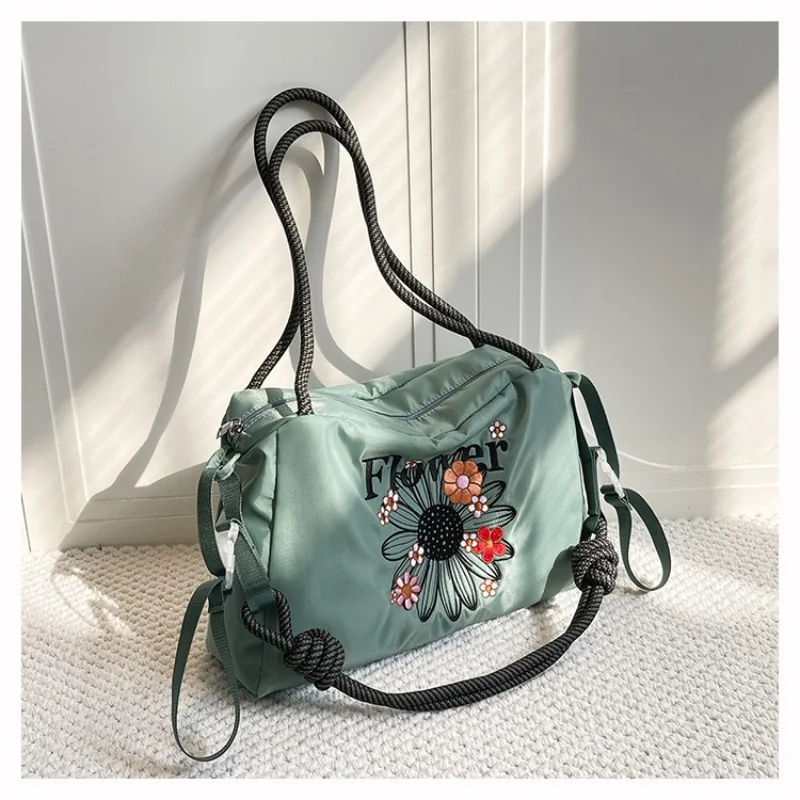 

Городская минималистичная женская сумка с вышивкой и цепочкой, большая вместительная сумка через плечо, модный стиль класса люкс