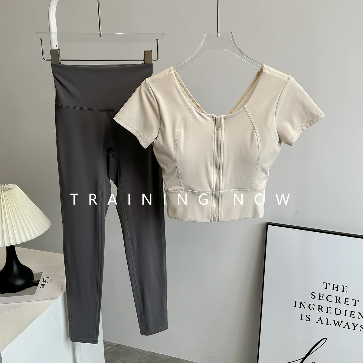 

Женский костюм для бега, модный облегающий костюм для пилатеса и йоги, новинка лета 2025, спортивный комплект из двух предметов для фитнеса
