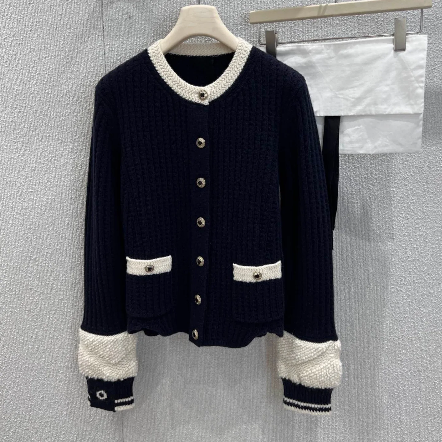 

Wool Vintage Color-Block Knit Cardigan – 2026 Spring New Arrival, Waist-Defining Sweater Jacket