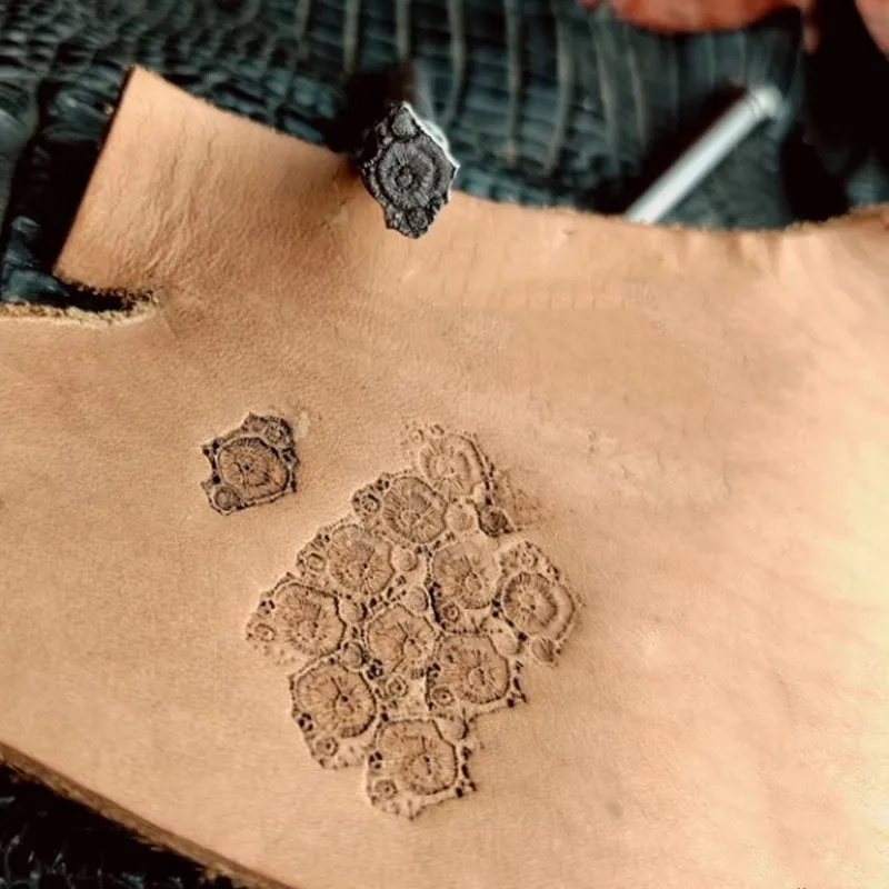 

Штамп для штамповки ювелирных изделий из стали 304 10x14 мм - Дырокол с метеоритной текстурой для рукоделия из кожи и серебра (инструмент для тиснения кратер)