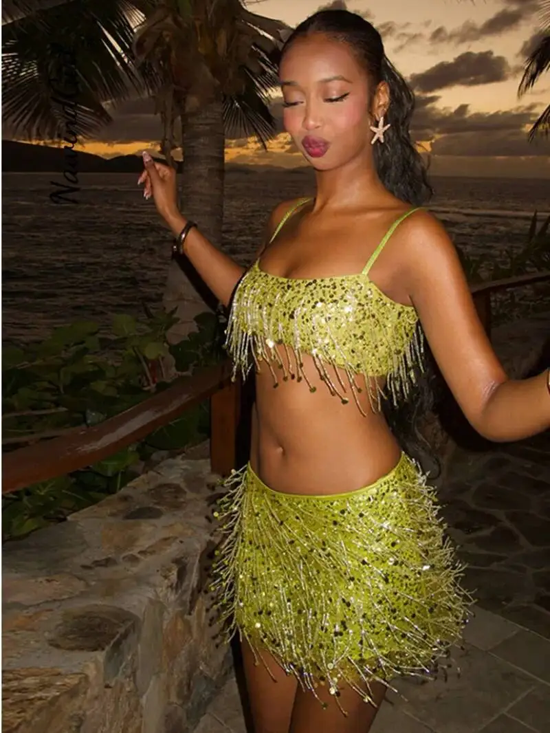 

Сексуальные комплекты с юбками-шортиками и бахромой: женские топы-кроп на бретельках и короткие юбки-карандаш А-силуэта. Новинка лета 2025: шикарные наряды для пляжных вечеринок. Модель MLQ7.