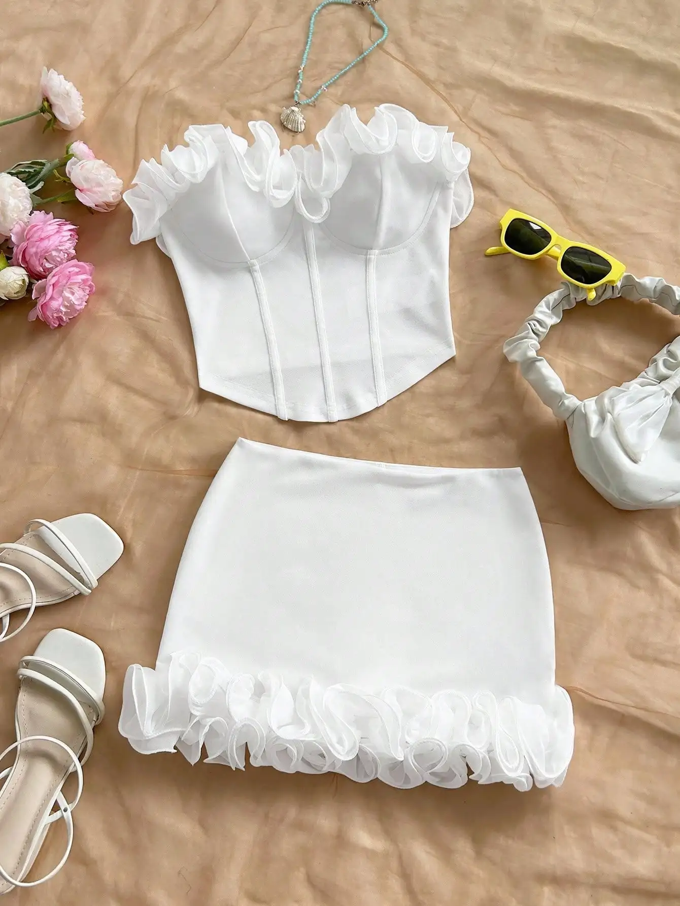 

Белый комплект из топа-корсета без бретелек с рюшами и мини-юбки