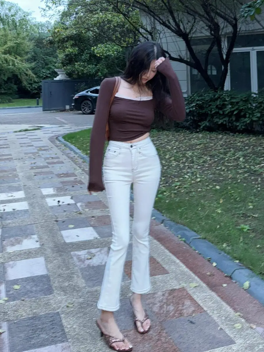 

Джинсы с высокой талией, белые, с декоративной строчкой, облегающие, модные, расклешенные, длиной 7/8, из хлопкового стрейч-денима, весна-осень