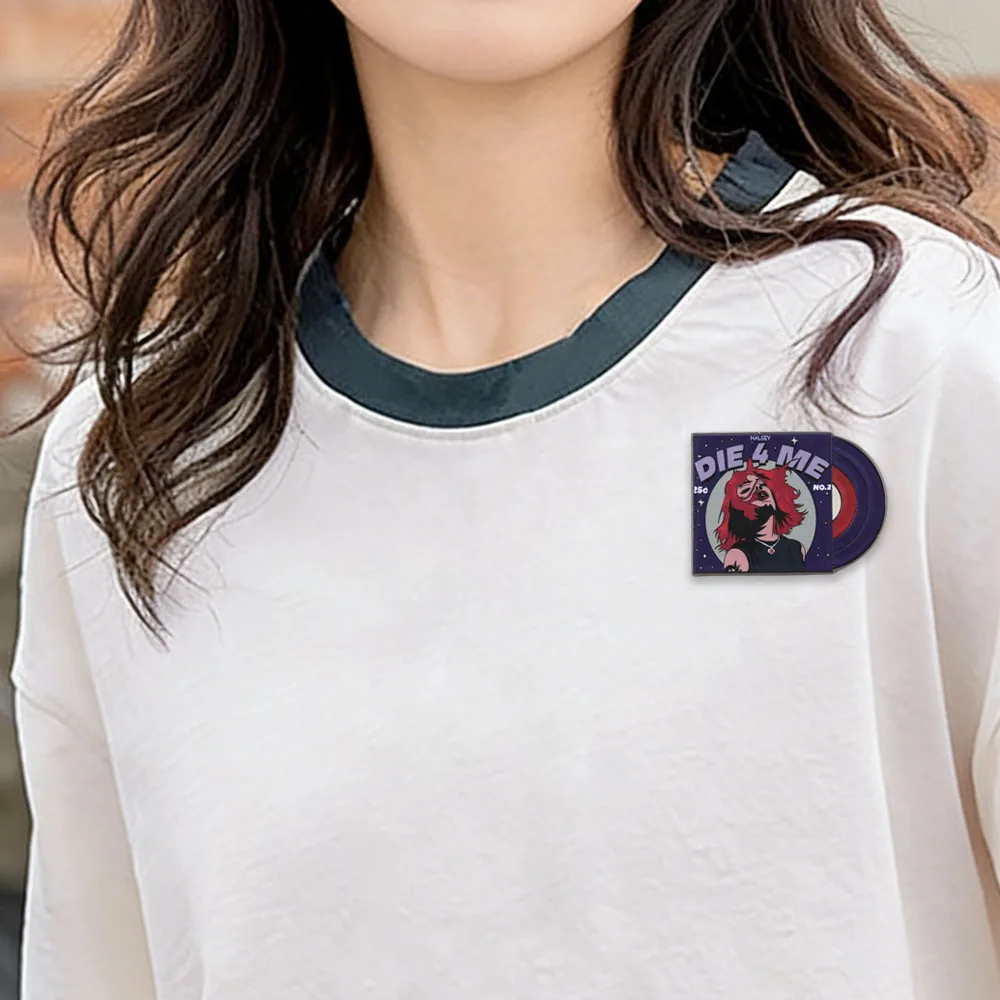 Halsey-Die 4 Me Emaille-Pin Musik-Sängerin Album-Cover Brosche Comic-Stil Rote Haare Mädchen Abzeichen Pop-Art Anstecknadeln Schmuck Geschenk – Detail 6