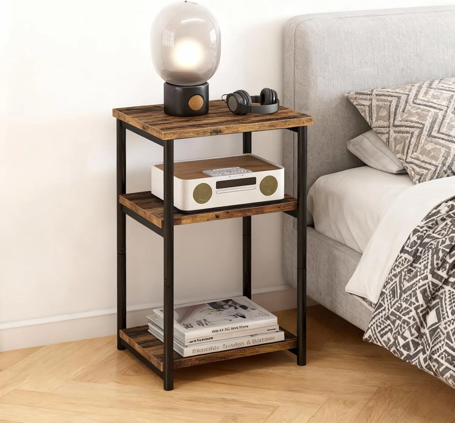 Table d'appoint mince à 3 niveaux avec étagère de rangement – Table d'appoint étroite pour canapé pour petits espaces – Cadre en métal robuste et plateau en bois – Montage simple sans outils – Parfaite pour le salon, la chambre à coucher, le bureau