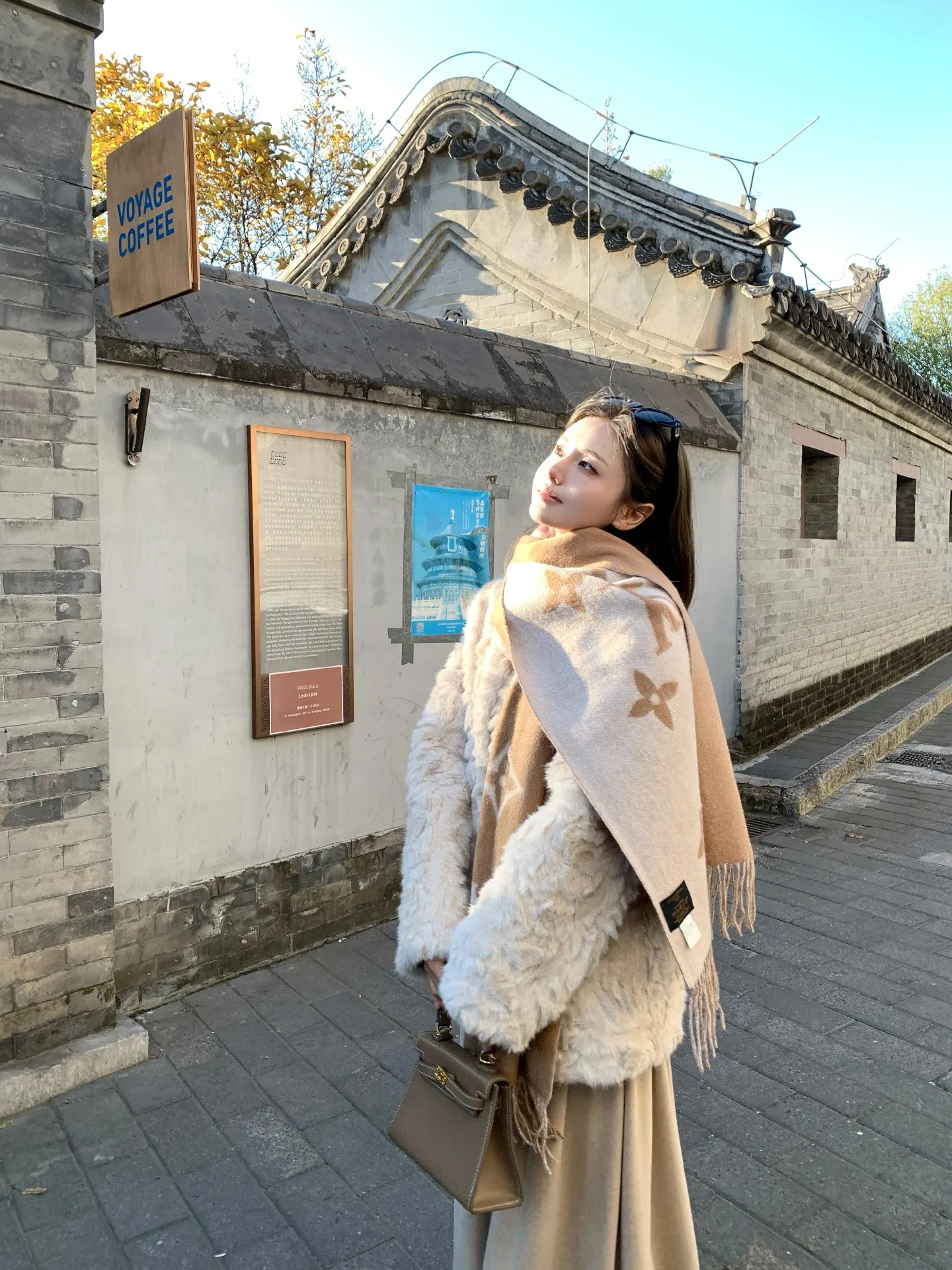 

Экологичная шуба из овчины Ay Snow Beverly с воротником-стойкой, на пуговицах, из кожи и меха, комбинированная