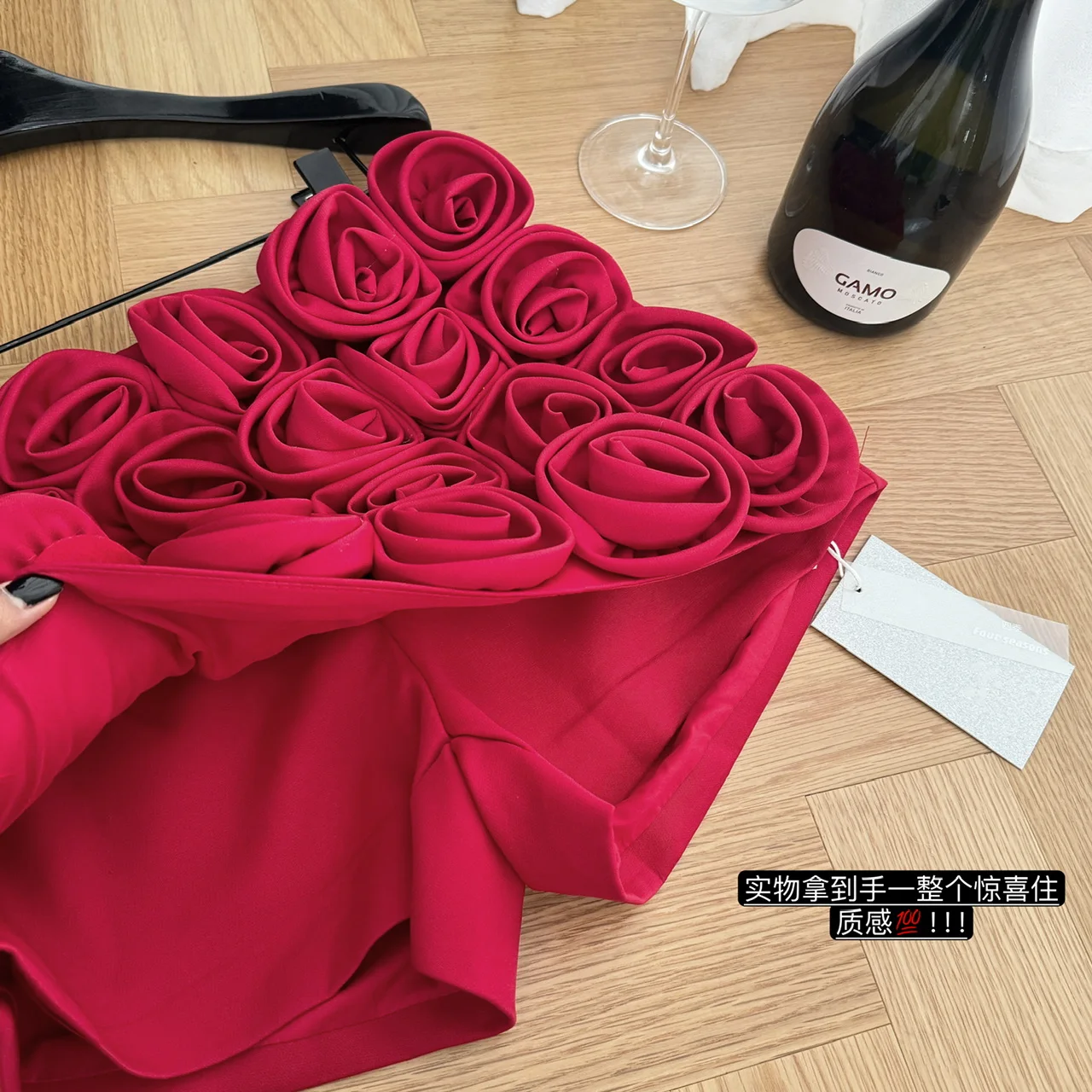 กระโปรงขาสั้นสไตล์ใหม่สำหรับฤดูใบไม้ร่วง ตกแต่งด้วยดอกกุหลาบสามมิติ ดีไซน์หรูหราสง่างาม เหมาะสำหรับผู้หญิงที่ต้องการความสง่างามและมีสไตล์