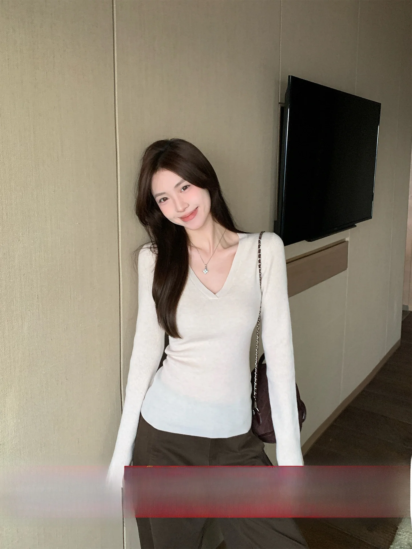 

Женский трикотажный топ Morning Bloom с V-образным вырезом, мягкий, в корейском стиле, длинный рукав, облегающий, базовый слой, бежевый, для осени и зимы