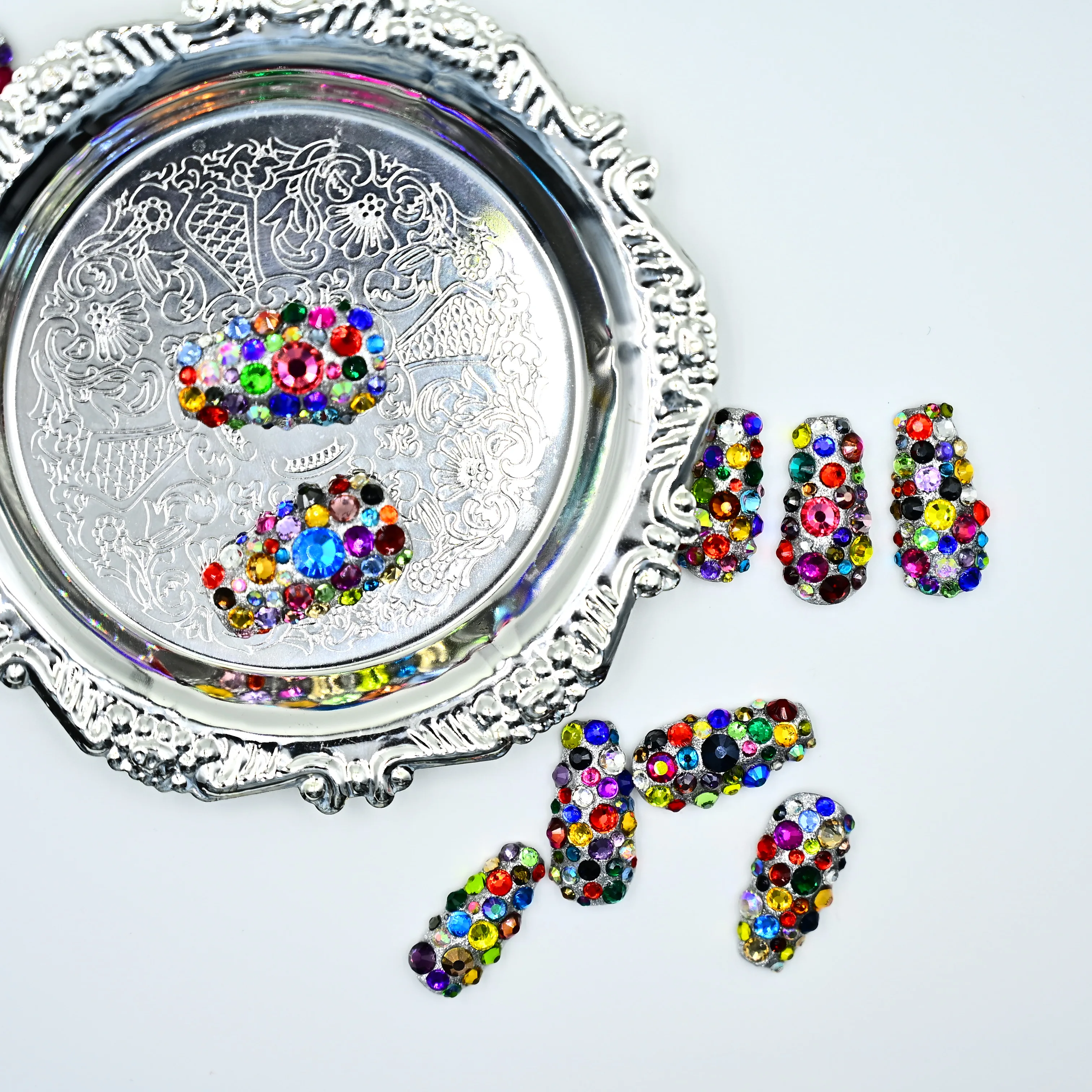 เล็บปลอมทรงสี่เหลี่ยมยาว งานแฮนด์เมด คุณภาพพรีเมียม |   ดีไซน์เต็มตัวประดับด้วยคริสตัลหลากสีสัน |   เล็บปลอมสีรุ้งแบบกลาม |   พี