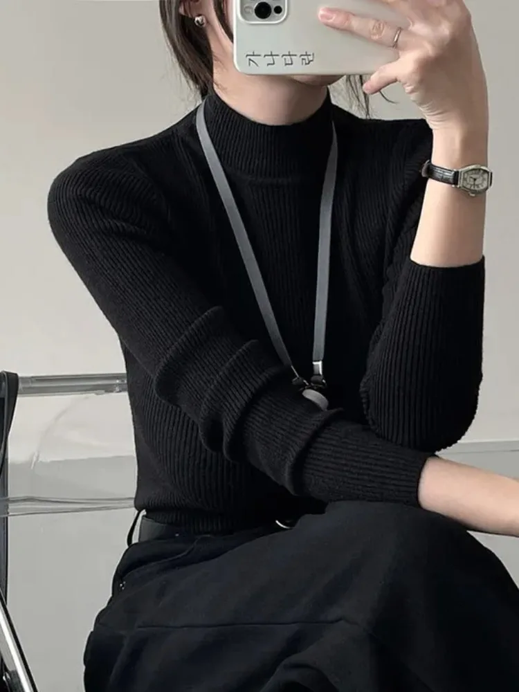 Elegancki sweter damski na jesień i zimę, dopasowany, długi, dzianinowy, z wysokim kołnierzem, jednolity kolor, warstwa bazowa, wzór teksturowany.