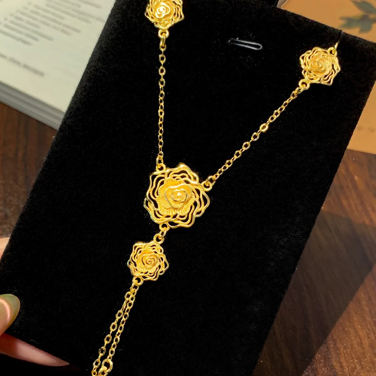 

Роскошное женское ожерелье с подвеской в виде розы из чистого золота 24 карата 9999 пробы