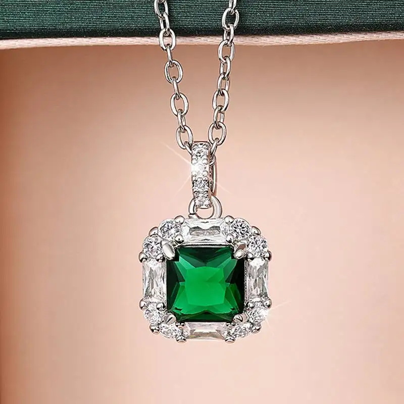 Huitan Damen-Halskette mit modischem Anhänger, eingelegt mit leuchtend grünem CZ, für Verlobungsfeiern, elegante Accessoires, silberfarben, schicker Schmuck