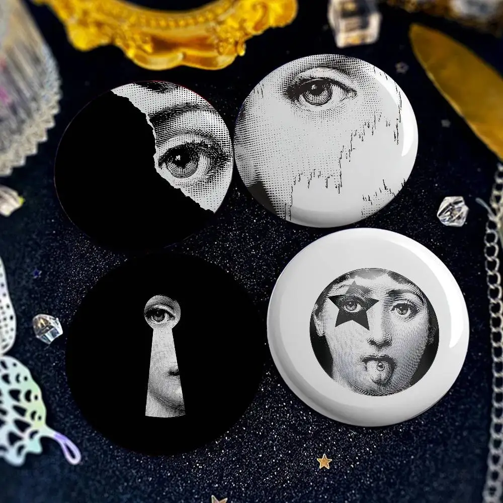 الفن الوجه F-Fornasetties الكرتون شارات شارة مستديرة صفيح عملة بروش الملابس على ظهره اكسسوارات التلبيب دبوس #3