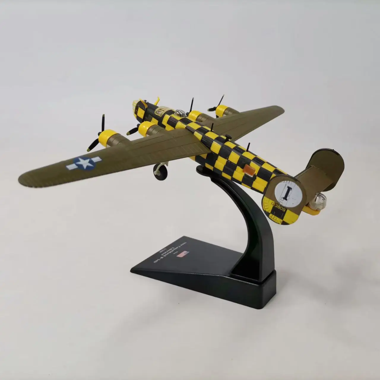 

Diecast RV-model 1/144 Scale World War II US B-24D Liberator Heavy Bomber Alloy Aircraft Model Collectible Toy Gift Souvenir