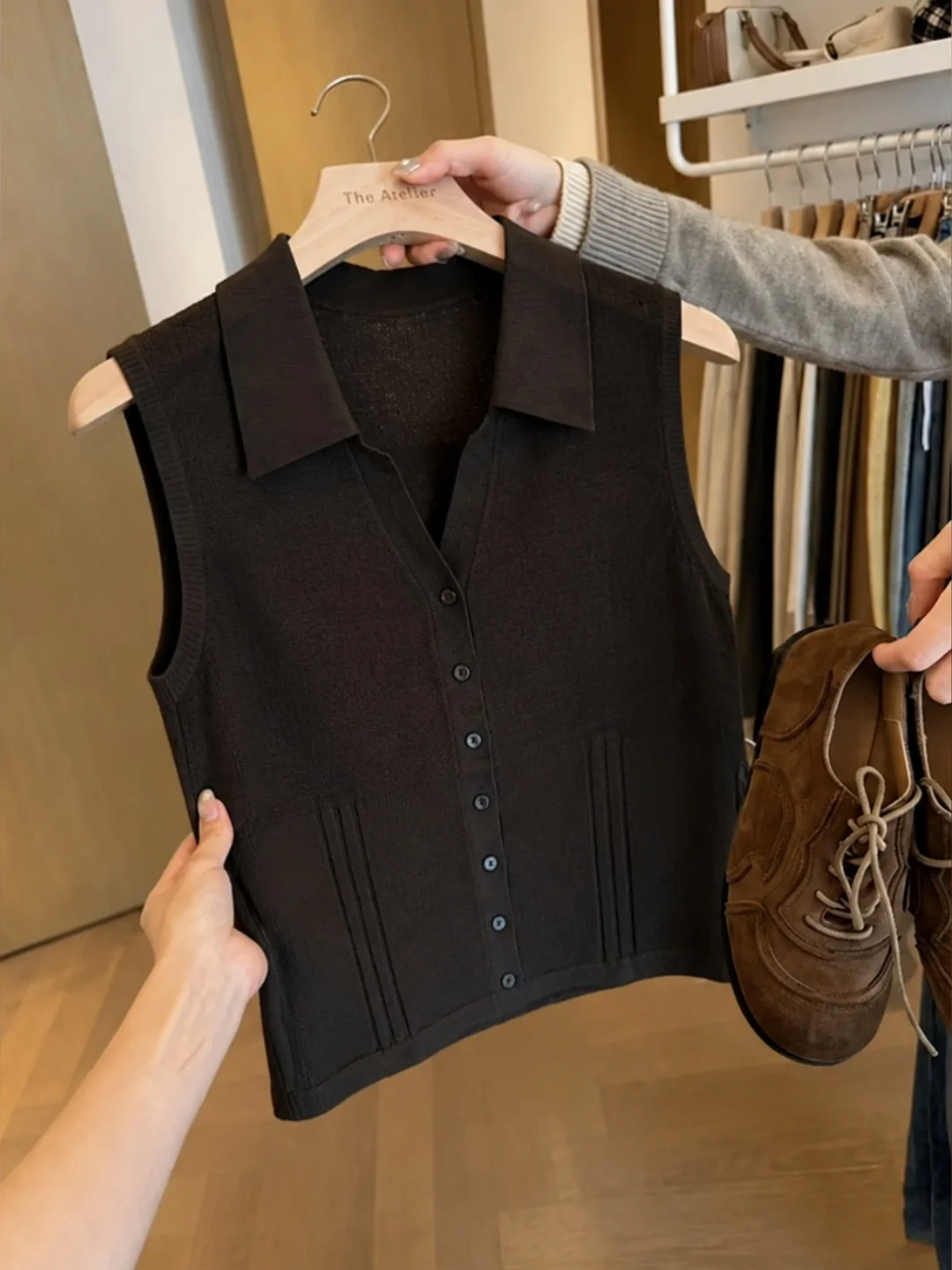 Elegant Single-Button Sleeveless Vest Women's Fashionable Pure Color Commute Style Top Korean Version Straight Cut Silken