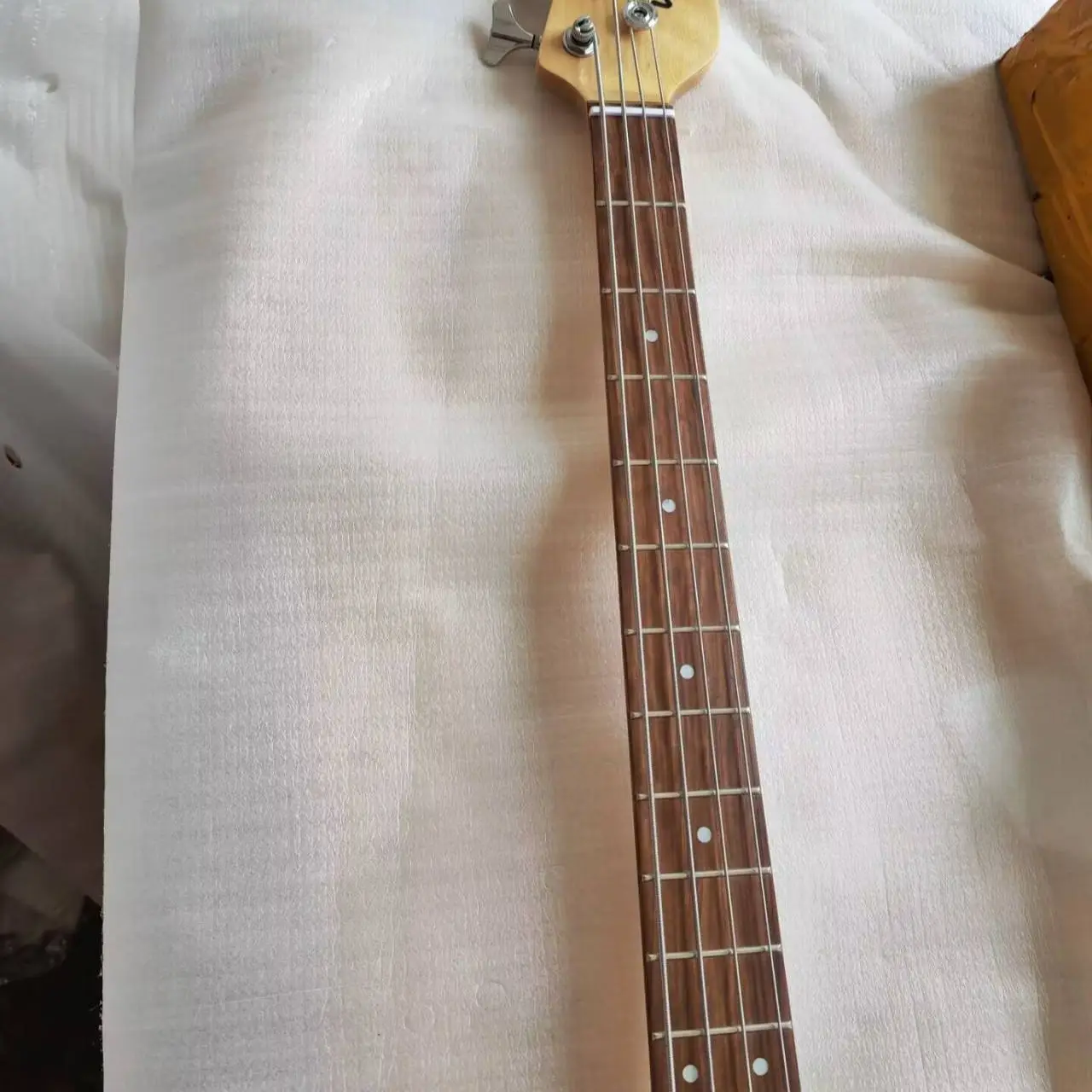 Custom White 4 String Electric Guitar Bass Maple Neck 20 Frets Rosewood Fingerboard,Professional Guitar