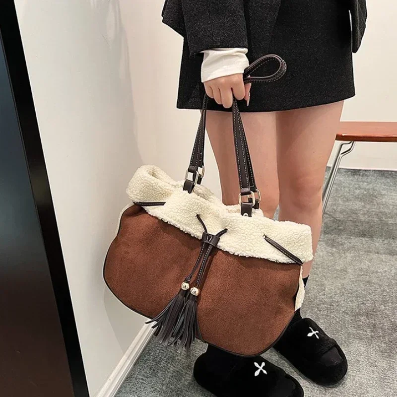 Modische, lässige Umhängetaschen aus Wildlederimitat mit Quastenschnur, einzigartiges Design, Winter-Gefühl für Luxus-Handtaschen für Damen, 2025, super cool