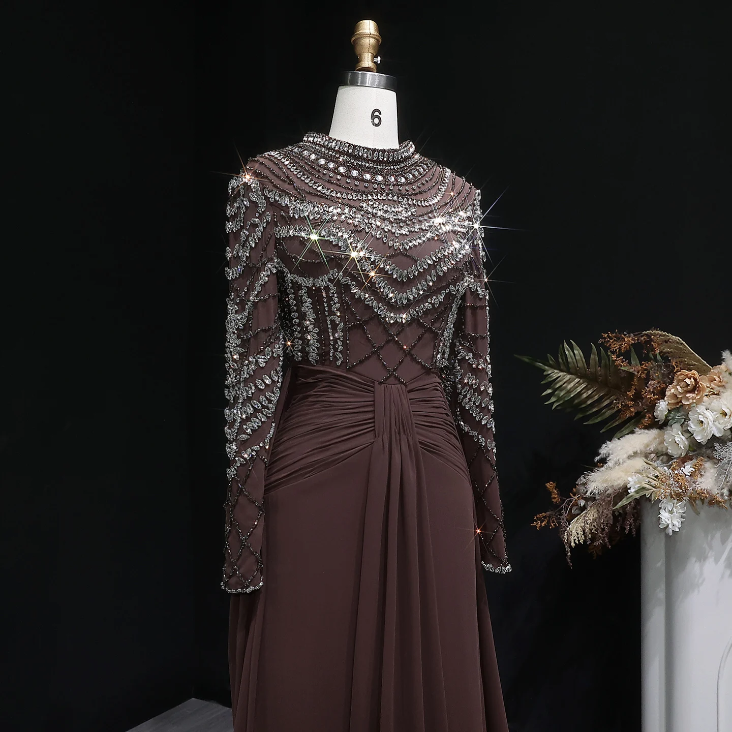 Sharon Said Luxuriöses Abendkleid aus schwerem Kristallbraunem Chiffon mit langen Ärmeln und geraffter Taille, Partykleid für Damen SS402, maßgeschneidert – Detail 6