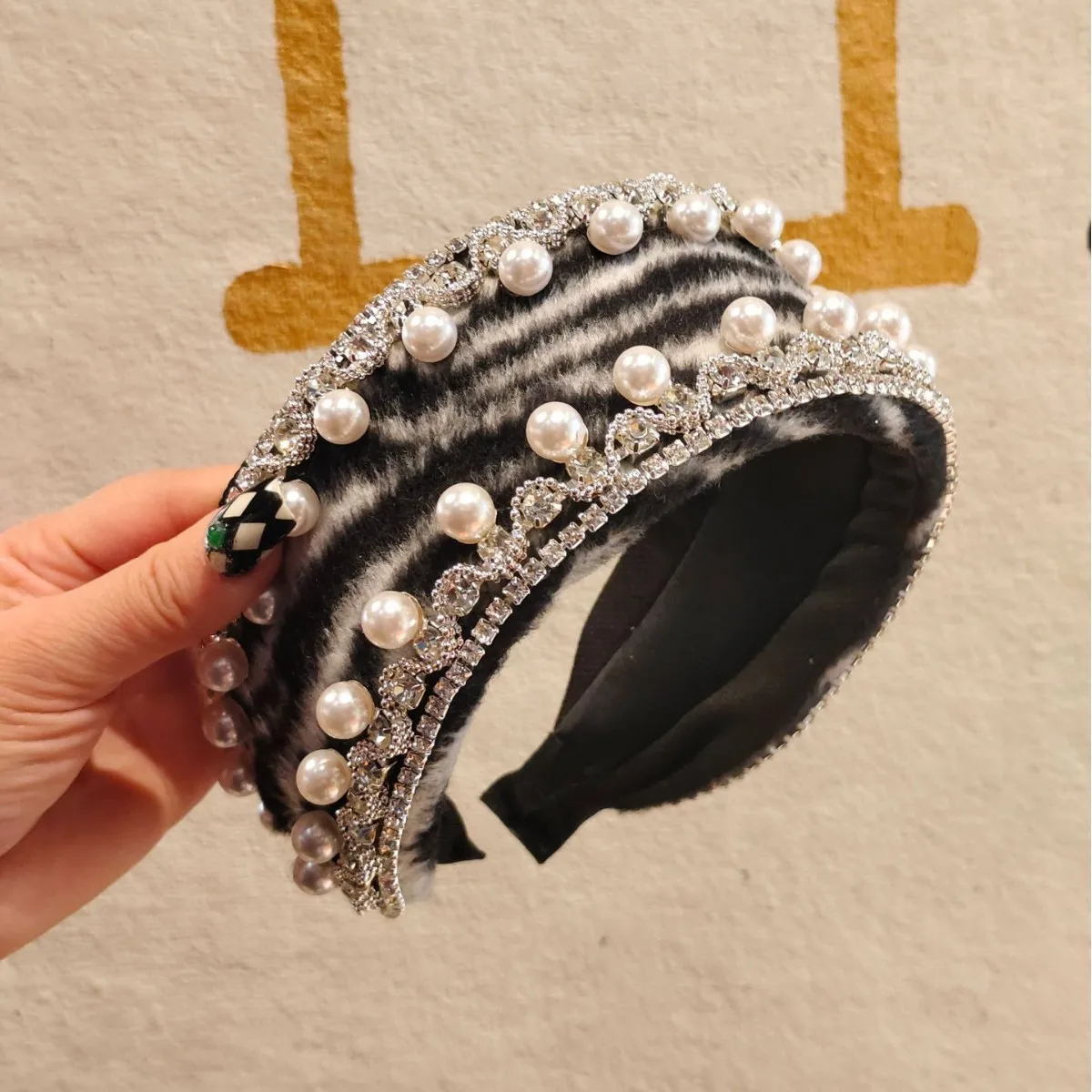 Winter new zebra pattern plush wide headband retro light luxury high sense of high skull top headband pearl rhinestone headdress