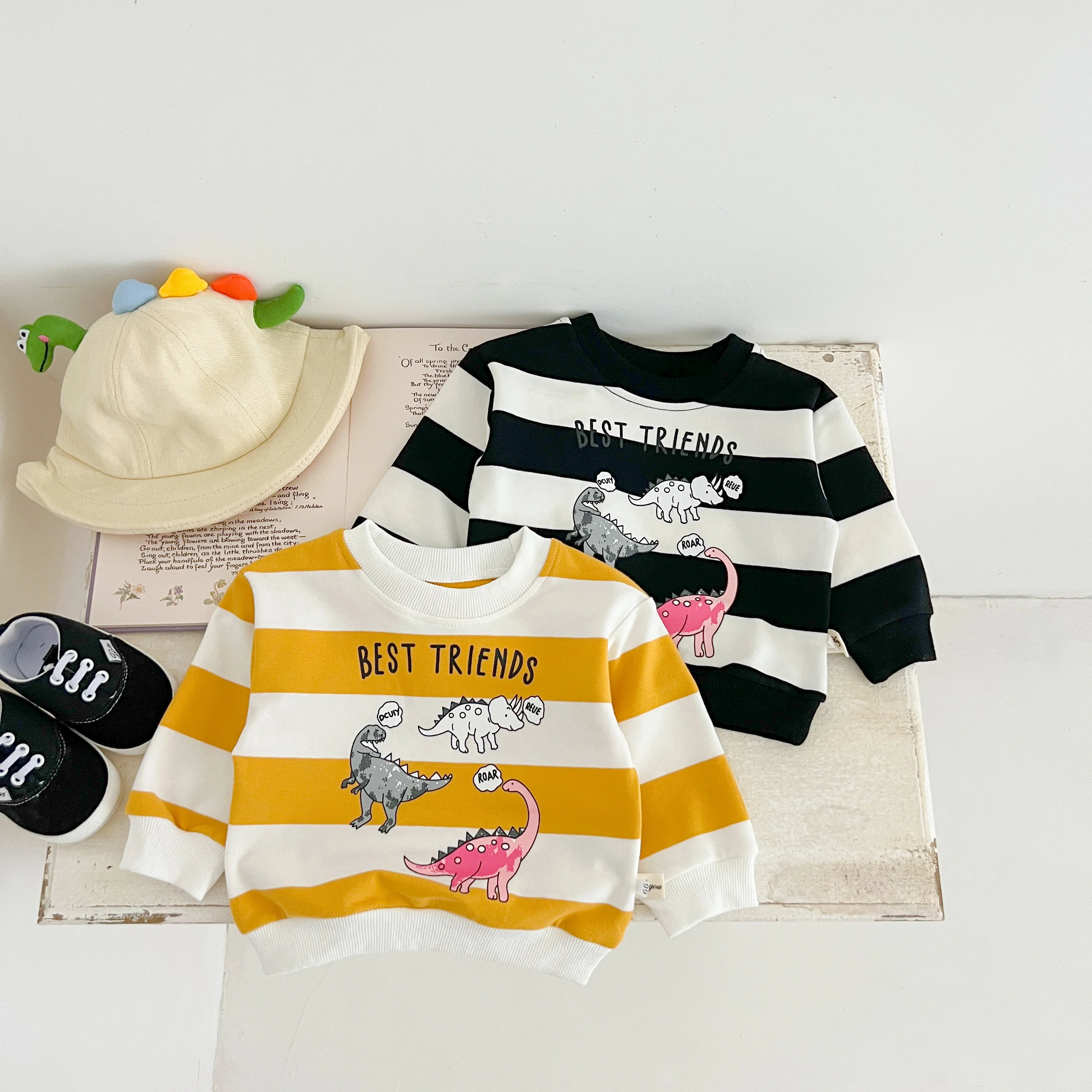 Herbst Neuheit: Niedliches Dinosaurier-Print Gestreiftes Langarm-Kapuzenshirt für Jungen und Mädchen, Baby T-Shirt, Modische Babykleidung