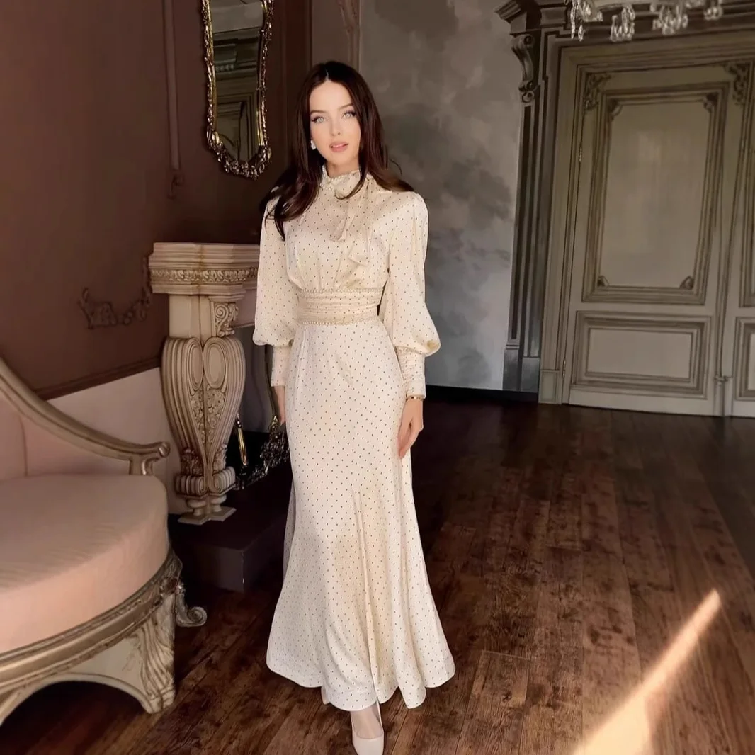 

Черное винтажное платье в горошек с завышенной талией, приталенное, с юбкой А-силуэта, длинными рукавами, из плотного хлопка и полиэстера, трикотажное, миди.