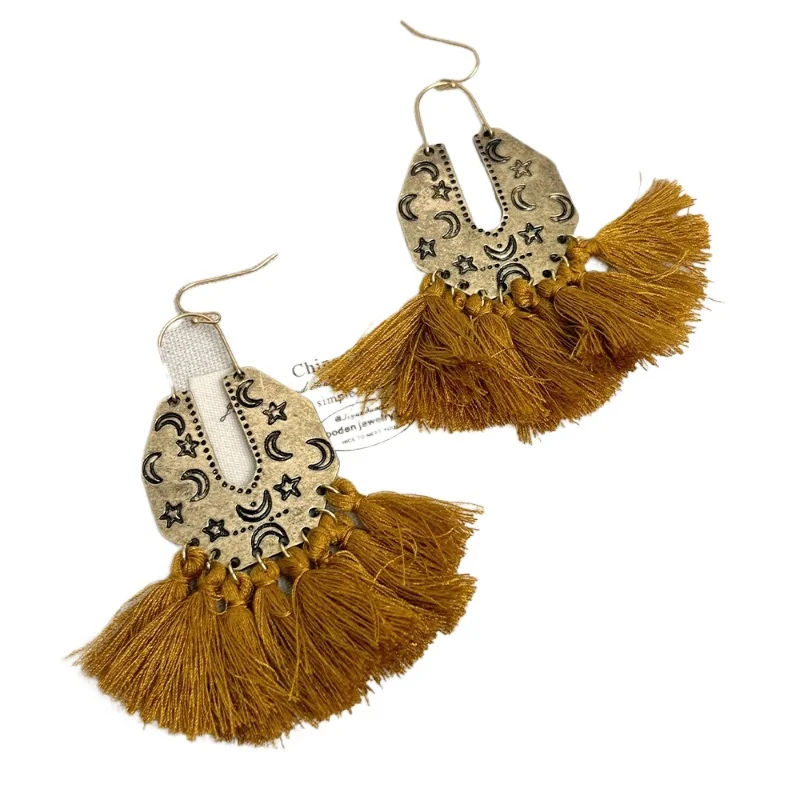 

Retro and old court ethnic wind cotton fringed earrings simple and atmospheric high-end earrings