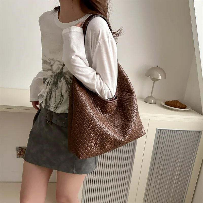 Casual Retro Women Shoulder Bag Large Capacity Tote Bag Female 2024 New Popular Style Braided Bucket Bag Handbag