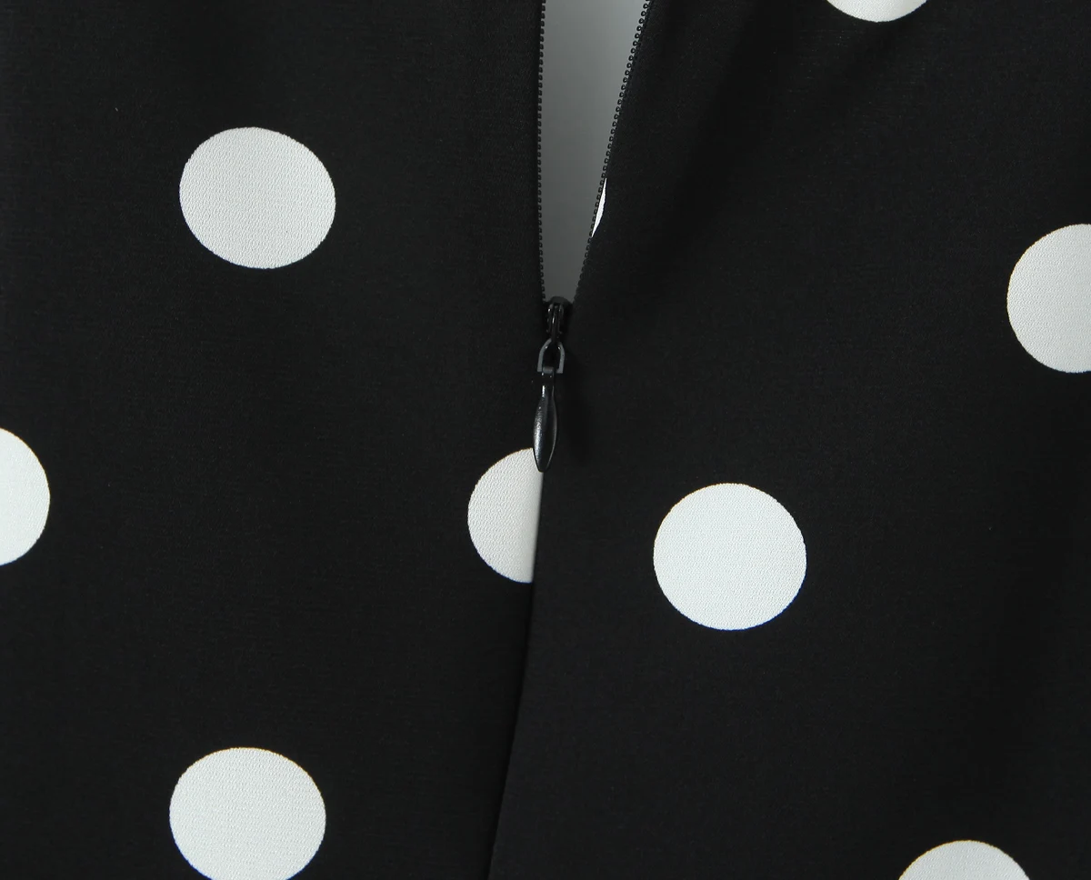 เดรสสั้นสไตล์วินเทจฝรั่งเศส ลายจุดขาวดำ คอวี แขนบาน 3/4  ผูกโบว์  ซิปหลัง  ชุดเดรสสั้นสำหรับผู้หญิง