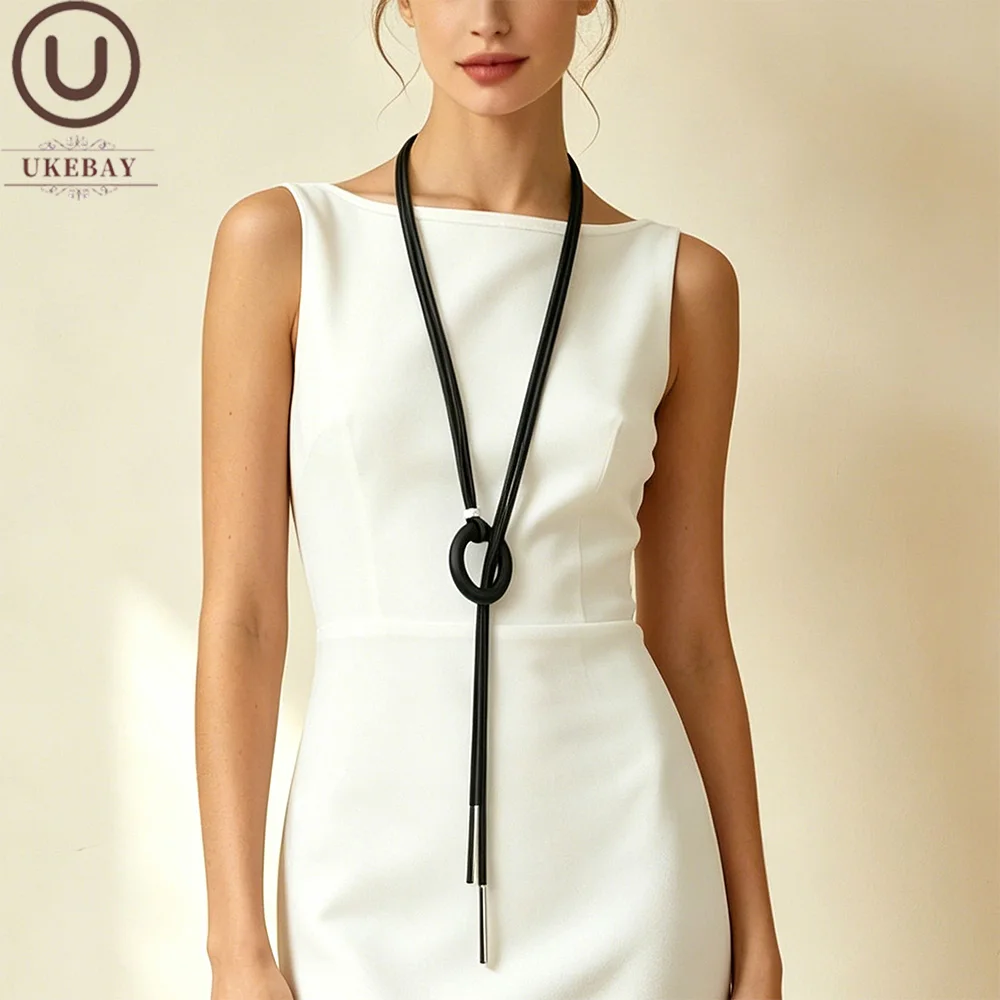 UKEBAY Minimalistische Statement-Halskette mit Kreisanhänger, Gummi-Halskette, lange Kette, leicht, modischer Schmuck, Geschenk, Halskette für den täglichen Gebrauch – Detail 1