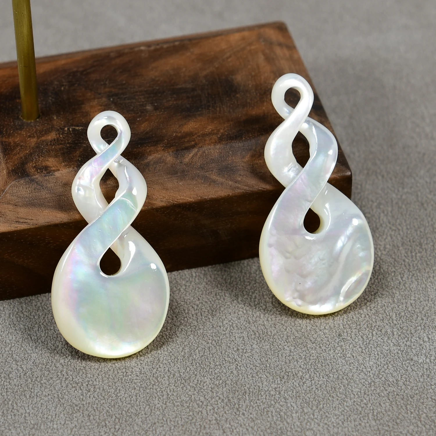 

5 Pcs Natural White shell pearl gourd shaped Chinese knotting pendant