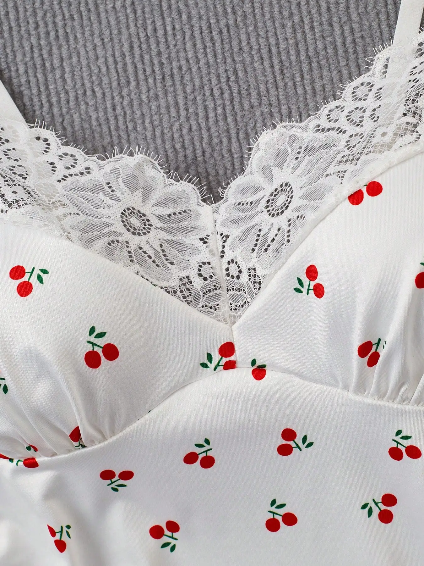 2pcs Set Pakaian Tidur Wanita dengan Cetakan Ceri dan Renda & G-String