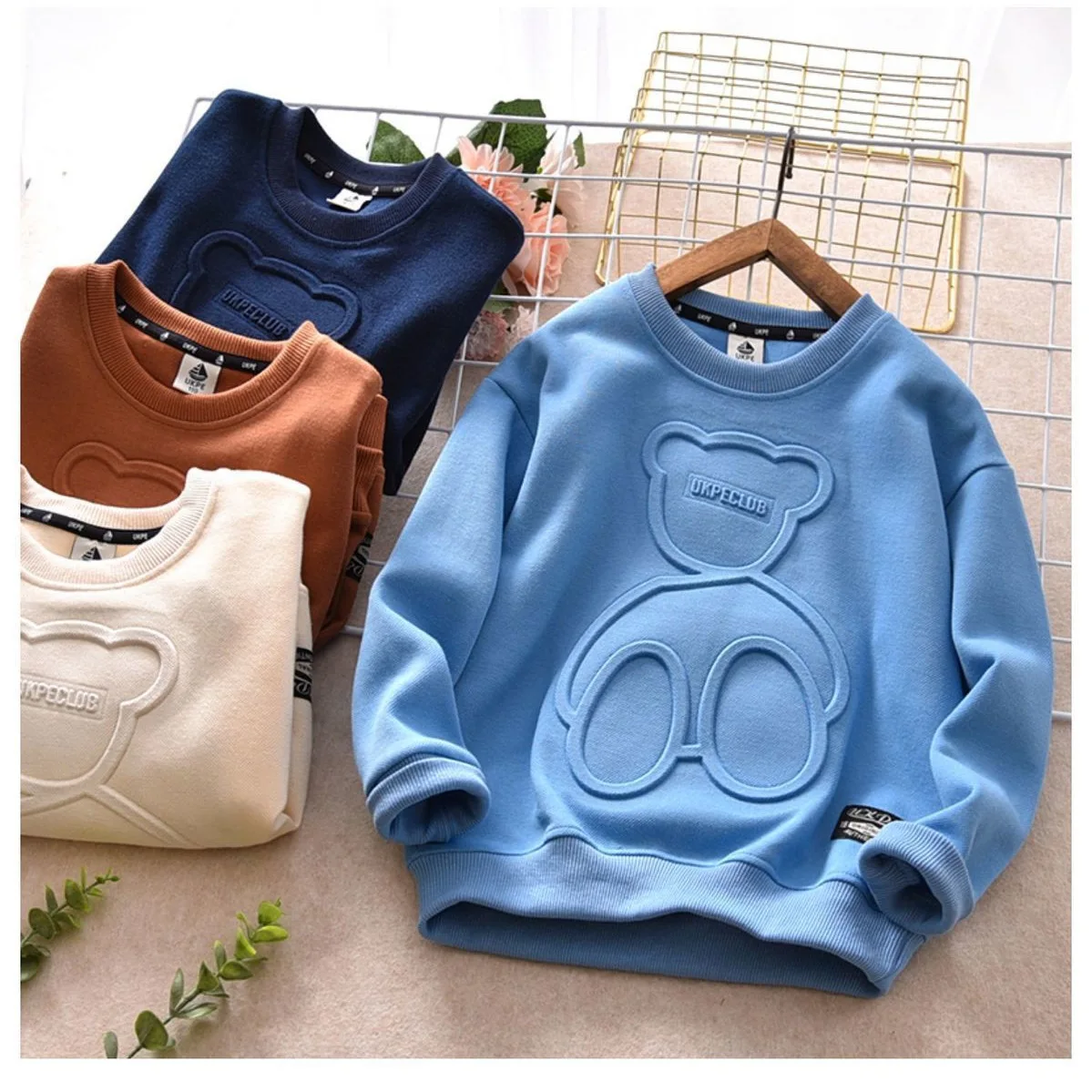 

Tops Sweatshirts for Boys and Girls Baby 2024 New Autumn and Winter Fashion Embossed Bear Bottoming Shirts for Outer Wear